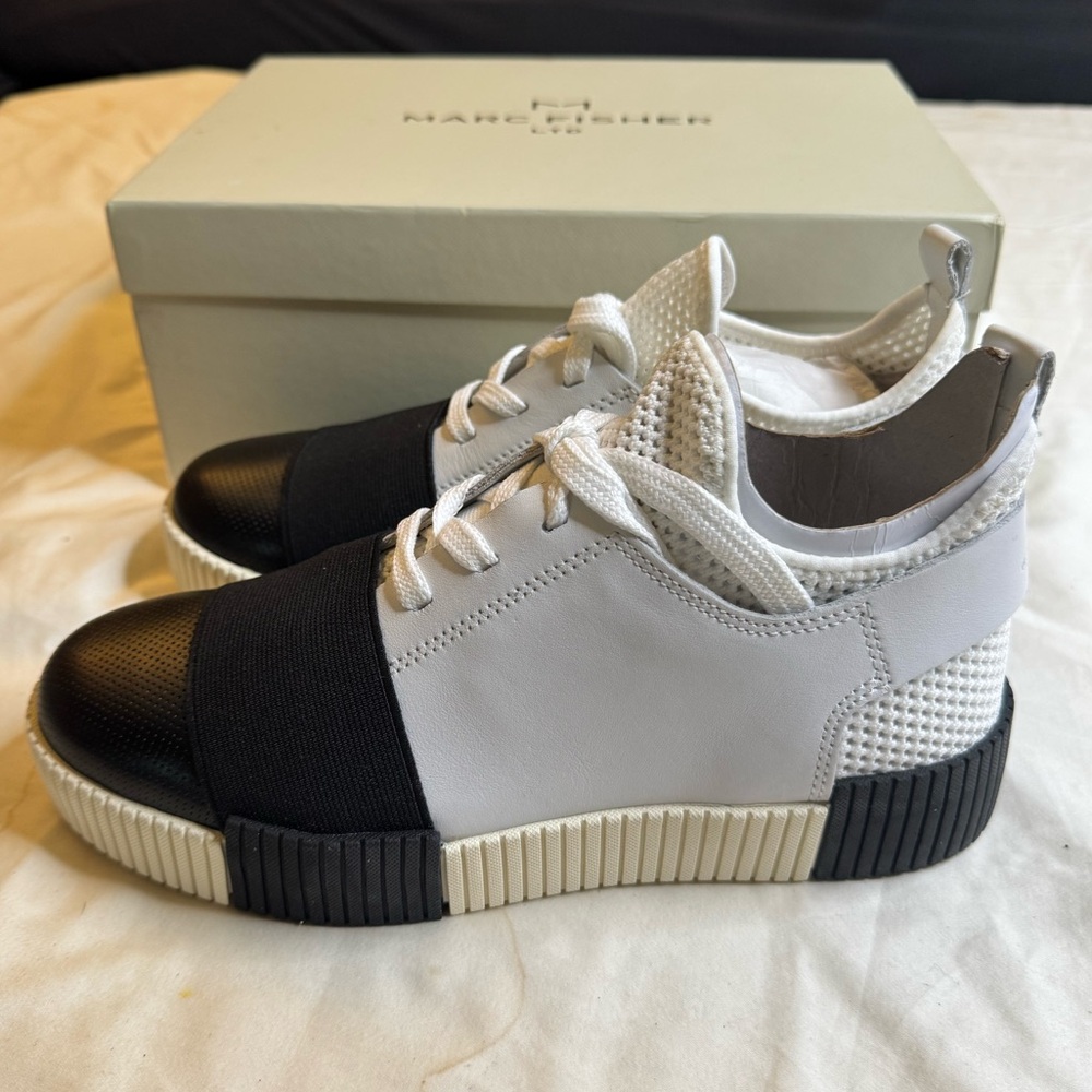 NWT Marc Fisher LTD MLRyleyWomen’s casual leather Shoes size 6M (white/black)